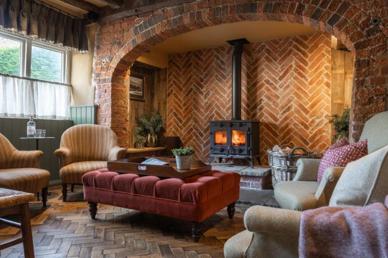 The Swan Inn Fittleworth Exterior photo